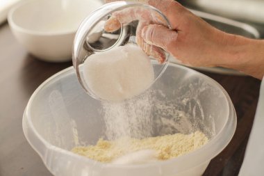 Şeker bir hamur içine ekleme