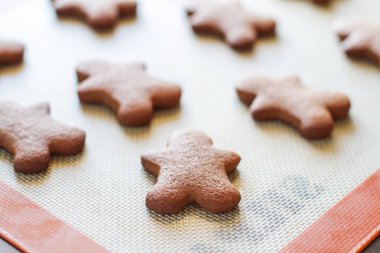 Taze pişmiş zencefilli kurabiye adam