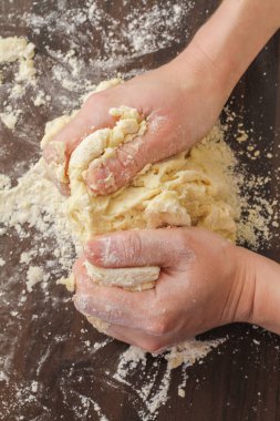 elleriyle hamur karıştırma