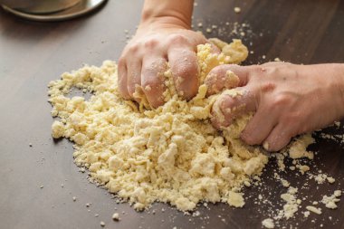 elleriyle hamur karıştırma