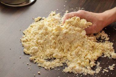 elleriyle hamur karıştırma