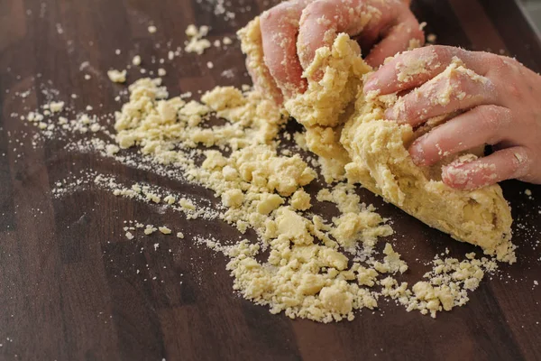 elleriyle hamur karıştırma