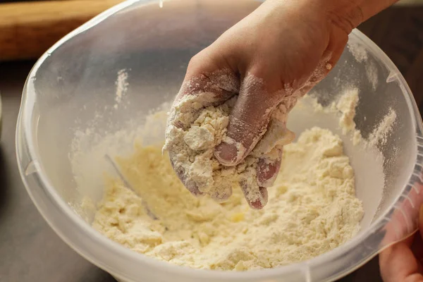 Massa de mistura com as mãos — Fotografia de Stock