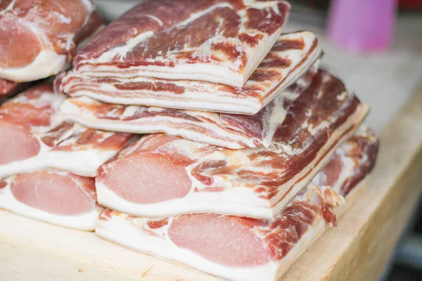 Ahşap tahta üzerinde taze beacon