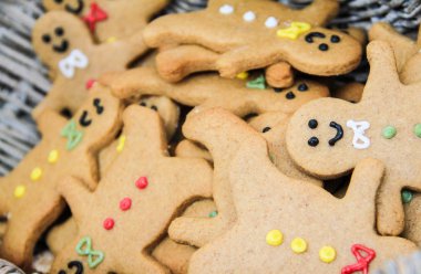 Sepet zencefilli kurabiye adam bisküvi dolu