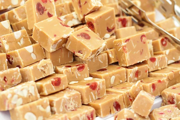 Fresh caramel fudge with fruits — Stock Photo, Image