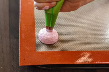 Pembe macaron karışımı boru