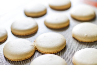 Taze pişmiş sarı macarons