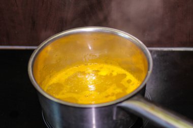 Sarı sostan sause tavada