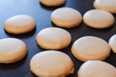 Sarı macarons pişmiş