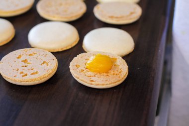 Turuncu macaron üzerinde krem