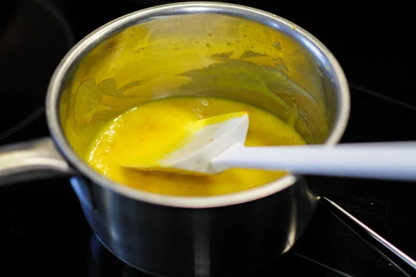 Sauce jaune dans la poêle à saucisses — Photo