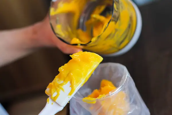 Tenir une spatule blanche à la crème orange — Photo