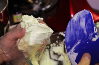 Dolum boru çanta krema ile