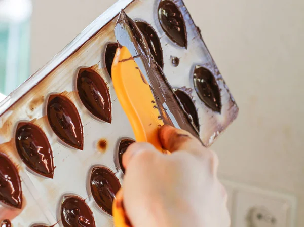 用铲子刮巧克力 — 图库照片