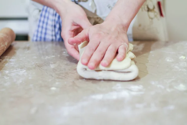 Yeni yapılmış hamur rolloing