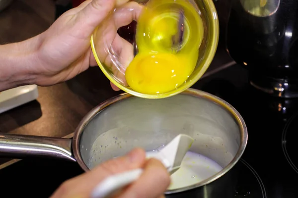 Menambahkan kuning telur — Stok Foto