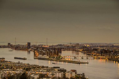 Kuş bakışı görünüme modern Amsterdam binalar üzerinde