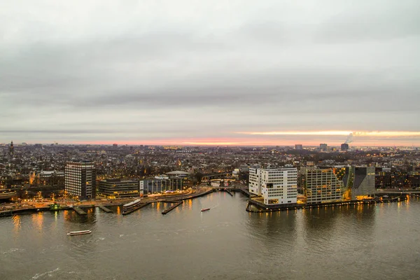 Vista del atardecer sobre el río a la ciudad de Amsterdam — Foto de Stock