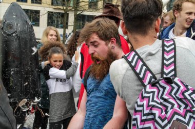 Amsterdam, Hollanda - 1 Nisan 2016: Uluslararası yastık mücadele günü