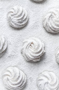 Beyaz arka plan olarak el yapımı beyaz Zefir