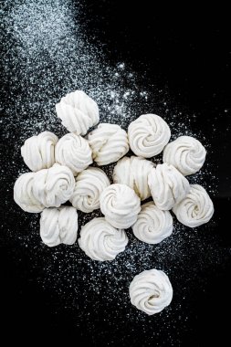 El yapımı beyaz Zefir siyah arka plan üzerine