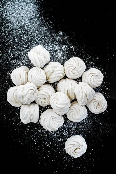 El yapımı beyaz Zefir siyah arka plan üzerine