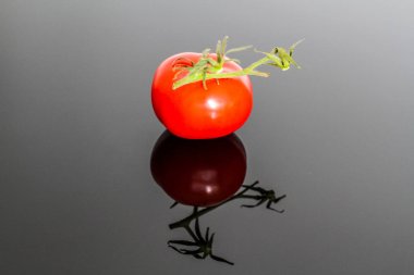 Koyu arka plan üzerinde kırmızı domates