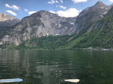 Ünlü Hallstatt Gölü nün doğal görünümü