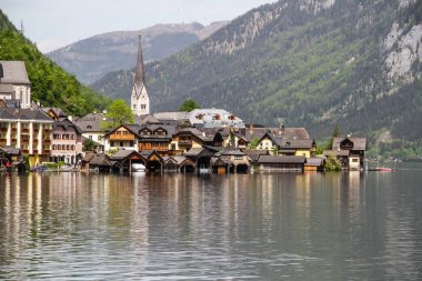 Ünlü Hallstatt Gölü nün doğal görünümü