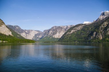 Ünlü Hallstatt Gölü nün doğal görünümü