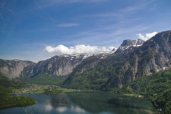 Ünlü Hallstatt Gölü nün doğal görünümü