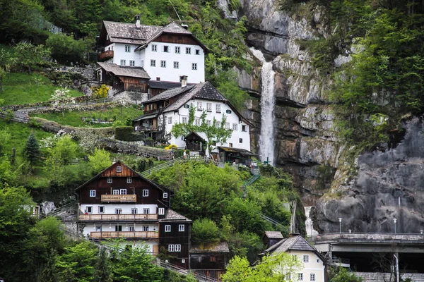 Ünlü Hallstatt Gölü nün doğal görünümü