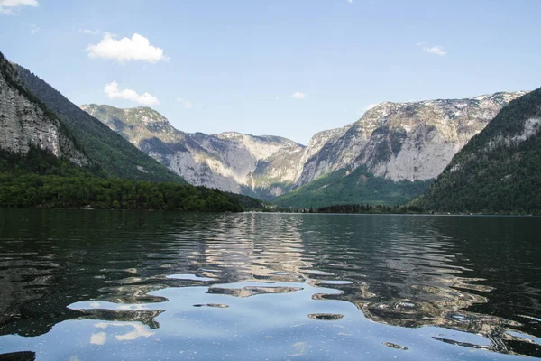 Ünlü Hallstatt Gölü nün doğal görünümü