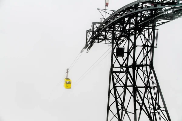 Siyah kablo sepeti asansör kabloları ile