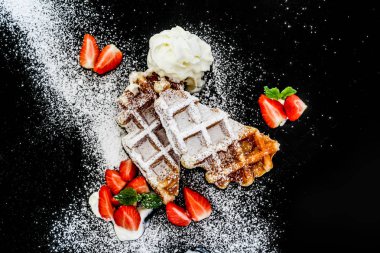 Şeker buzlanma ve çilek ile Belçika waffle