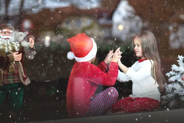 Noel 'de çocuklar pencere eşiğine oturur ve oyun oynarlar..