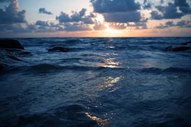 Tayland 'da fırtınalı okyanusta gün batımı.