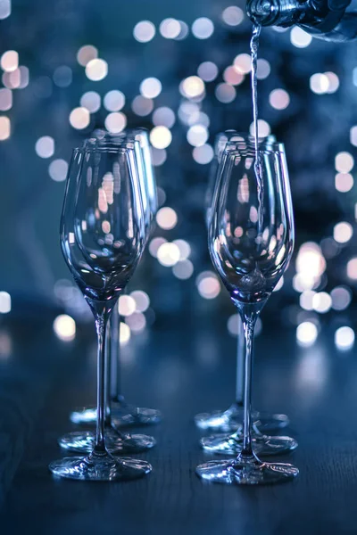 Şampanya kadehlere doluyor. Yeni yıl ışıklarına karşı..
