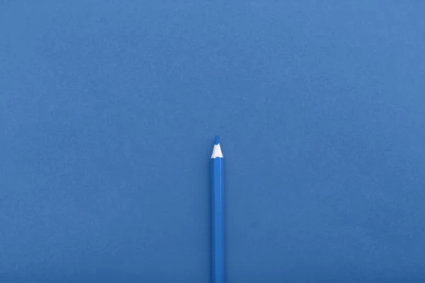 Kék ceruza egy klasszikus kék háttér. — Stock Fotó