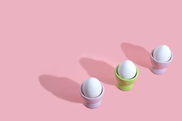 Pembe arka planda paskalya yumurtaları.