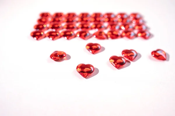 Beyaz arka planda cam kalpler.