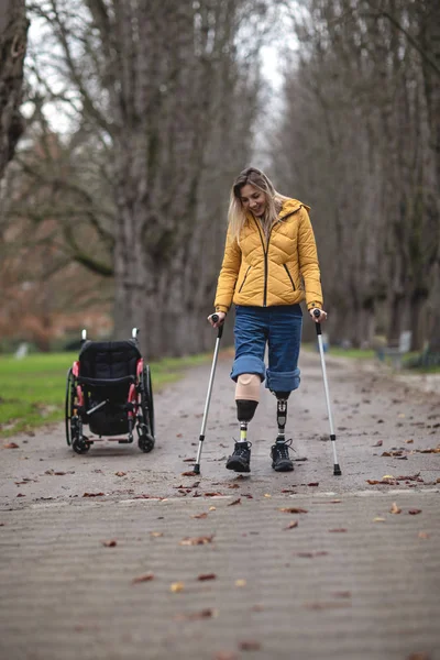 強い障害のある女性が第一歩を踏み出す. — ストック写真