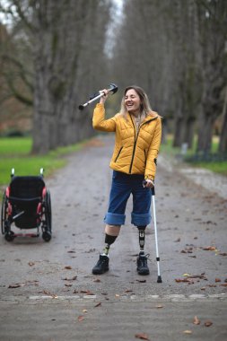 Bacakları olmayan engelli bir kadın ilk kez protez taktırdı..