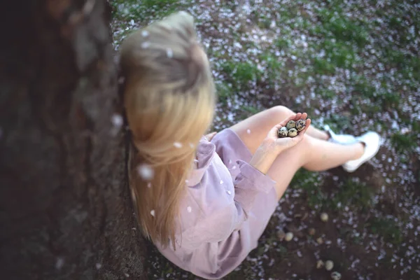 Bir kızın ellerinde bıldırcın yumurtası..