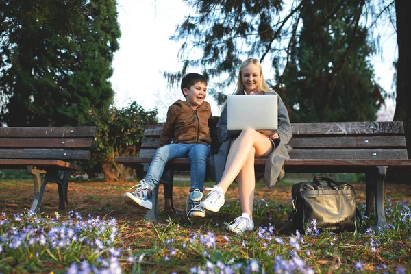 Erkek ve kız kardeş karantina döneminde parkta birlikte vakit geçirirler..