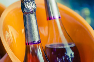 Tıpalanmış şarap şişeleri buz kovasında soğutulur. tatil atmosferi