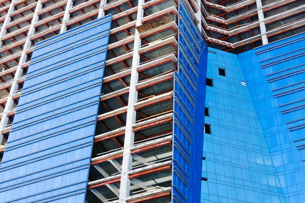 Yeni bir ofis inşaatı. Yüksek katlı bir ofis inşaatı. Jöleleme