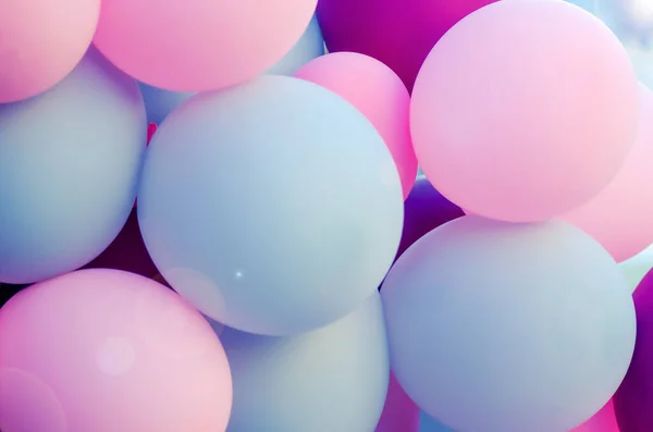 Wiele balonów na wakacje przyjemnych kolorów. różowy, jasny, fioletowy. atmosfera uroczystości, relaks — Zdjęcie stockowe