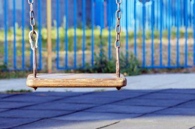 Çocuk parkında boş salıncak. Çocukluk ve eğlence kavramı.